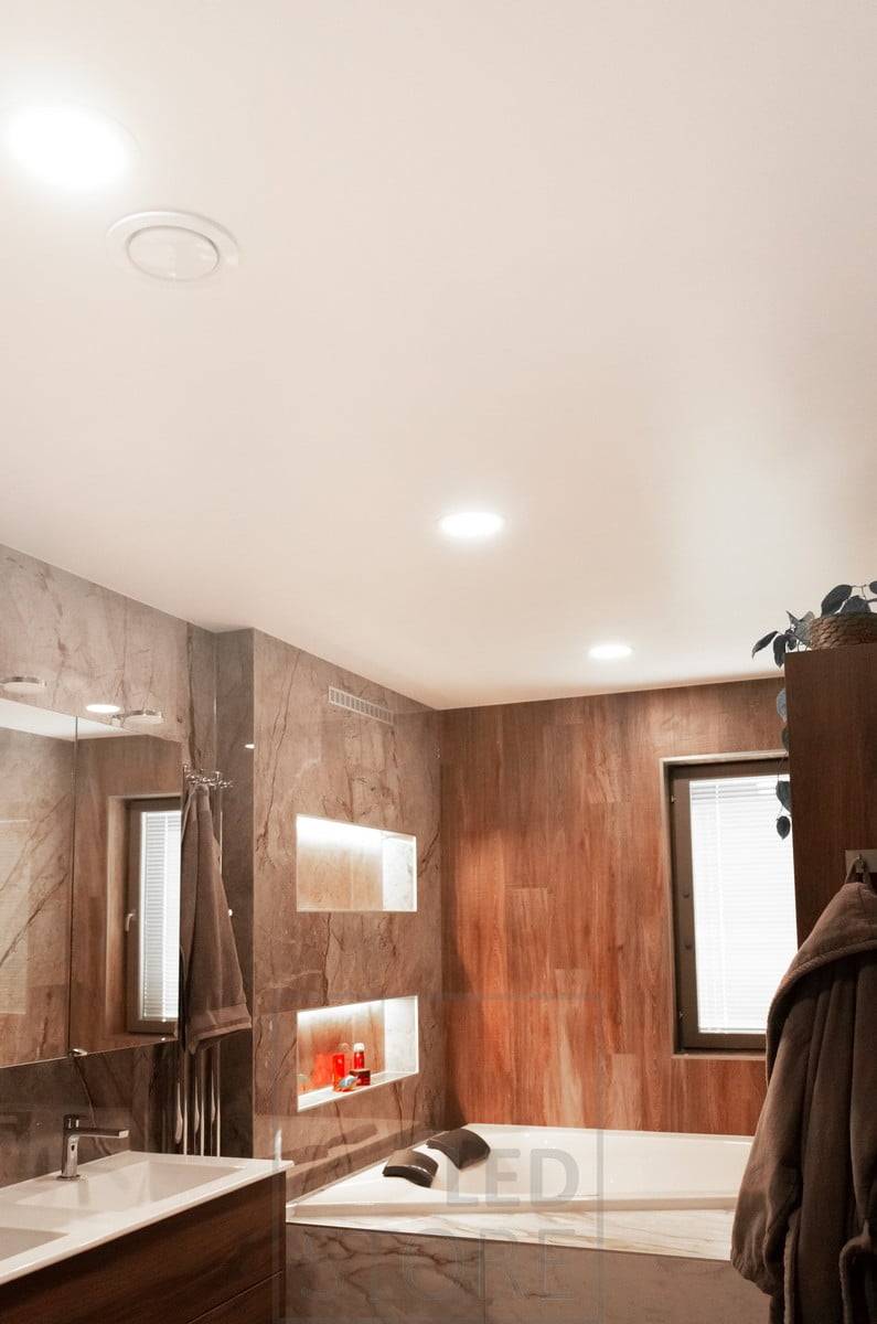 Plafones LED en el cuarto de baño. La luz emitida por la luminaria es más uniforme que la de un foco y resulta ideal para la iluminación general.